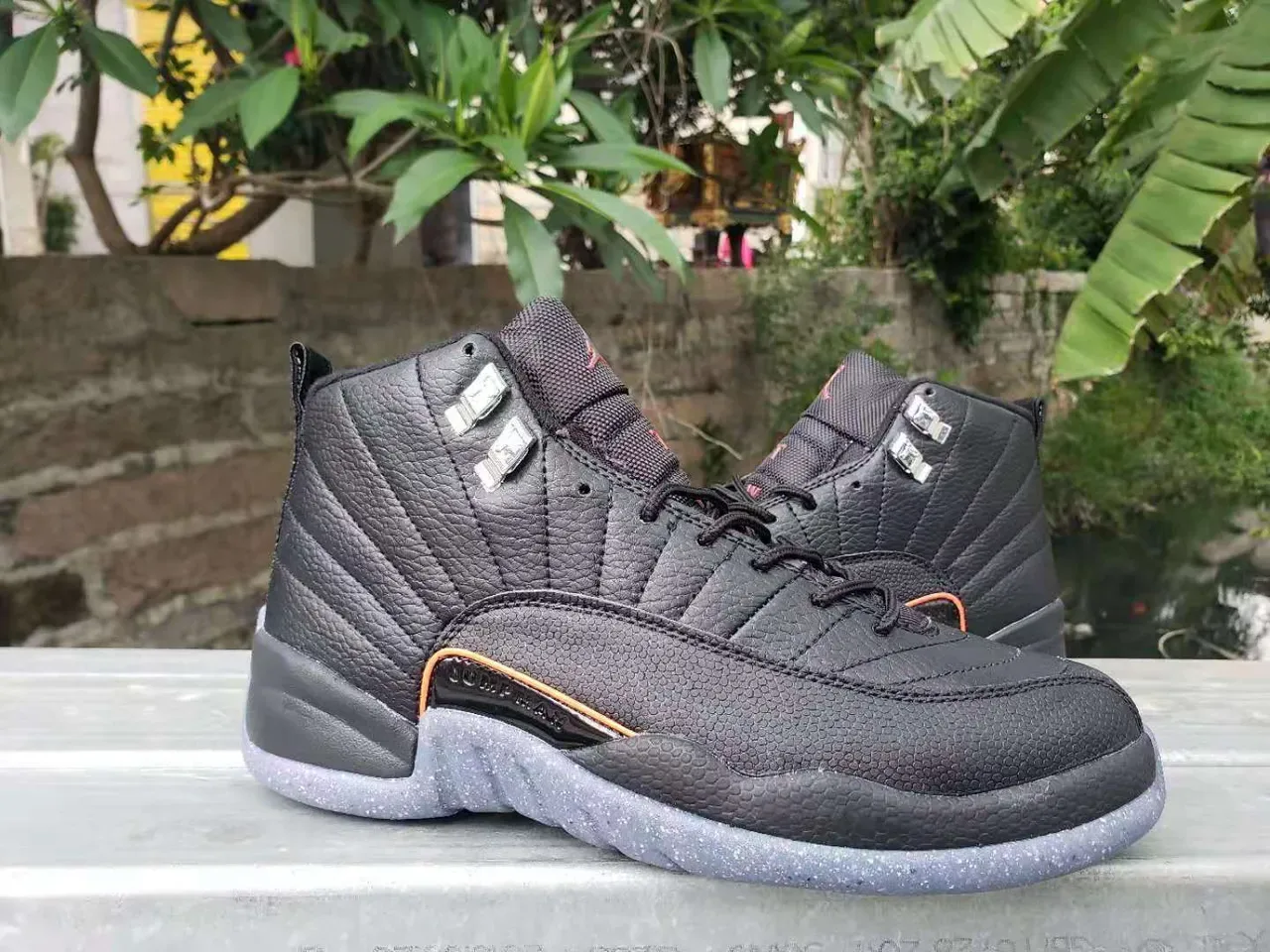 Air Jordan 12 Noir Orange Semelle Speckled Chaussures de Basketball 3