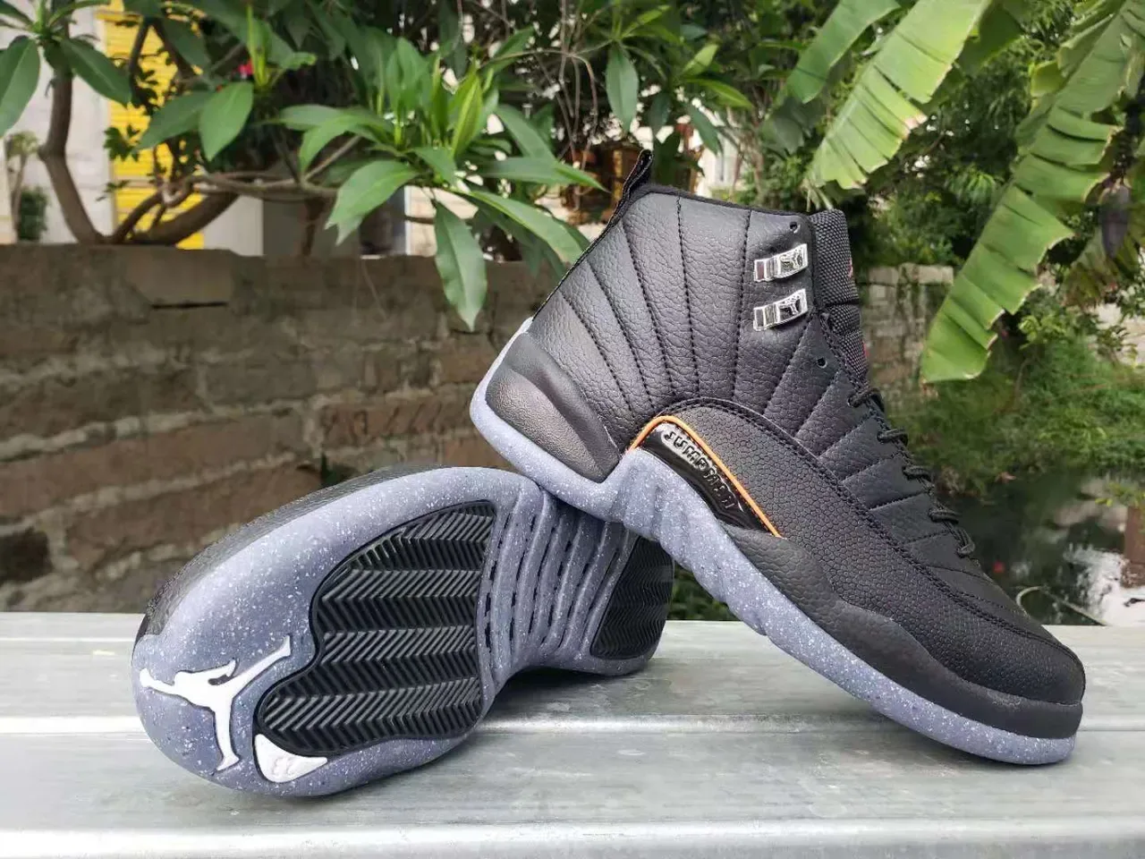 Air Jordan 12 Noir Orange Semelle Speckled Chaussures de Basketball 4