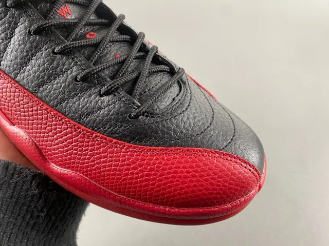 Chaussures de basketball Air Jordan 12 en cuir grainé noir et rouge 2