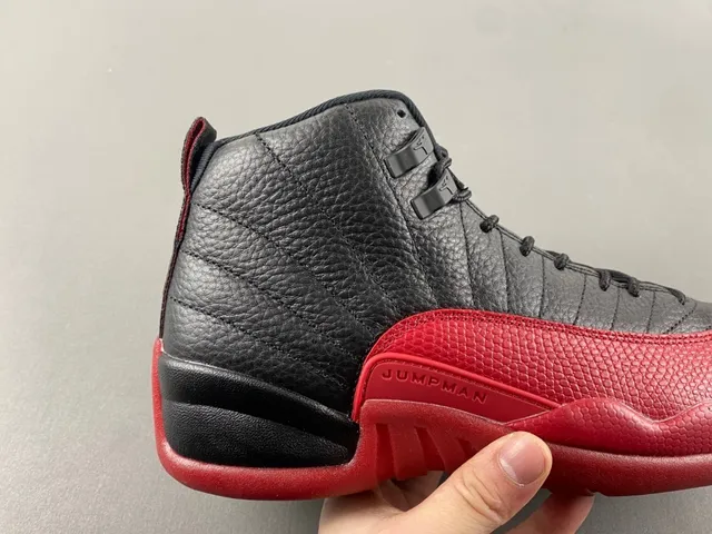 Chaussures de basketball Air Jordan 12 en cuir grainé noir et rouge 3