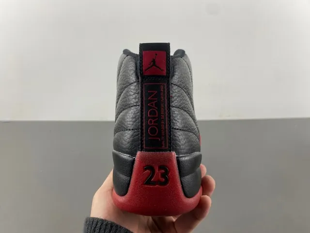 Chaussures de basketball Air Jordan 12 en cuir grainé noir et rouge 4
