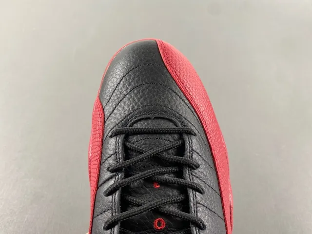 Chaussures de basketball Air Jordan 12 en cuir grainé noir et rouge 5