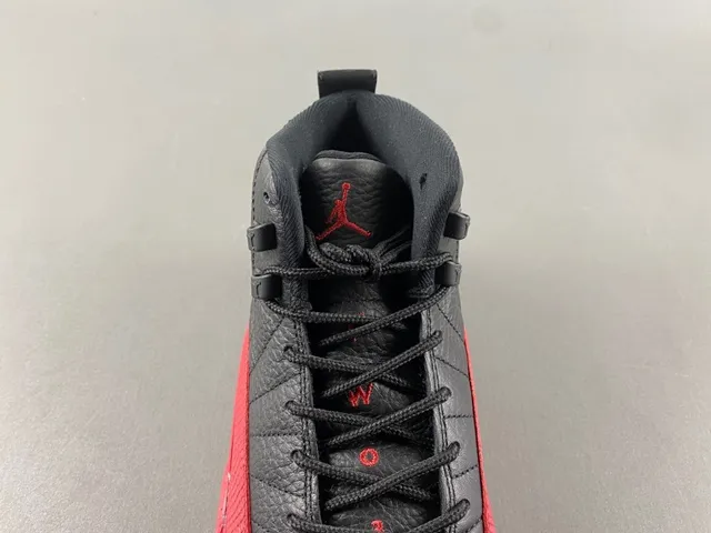 Chaussures de basketball Air Jordan 12 en cuir grainé noir et rouge 6