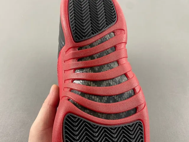 Chaussures de basketball Air Jordan 12 en cuir grainé noir et rouge 7