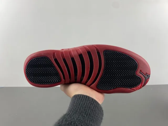 Chaussures de basketball Air Jordan 12 en cuir grainé noir et rouge 8