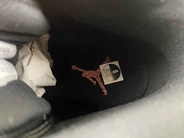 Chaussures de basketball Air Jordan 12 en cuir grainé noir et rouge 9