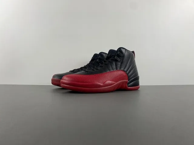 Chaussures de basketball Air Jordan 12 en cuir grainé noir et rouge 11