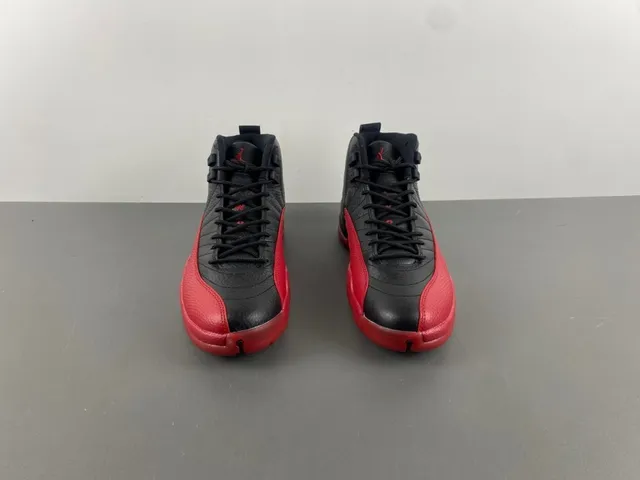 Chaussures de basketball Air Jordan 12 en cuir grainé noir et rouge 12