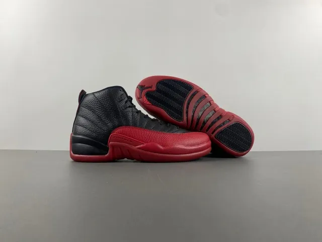Chaussures de basketball Air Jordan 12 en cuir grainé noir et rouge 13