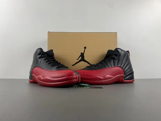 Chaussures de basketball Air Jordan 12 en cuir grainé noir et rouge 14