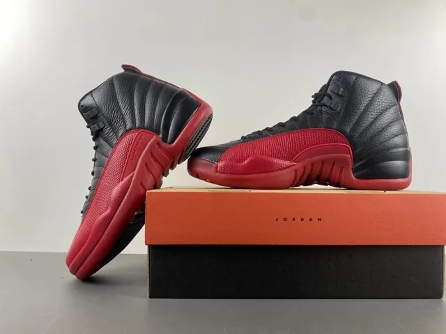 Chaussures de basketball Air Jordan 12 en cuir grainé noir et rouge 15