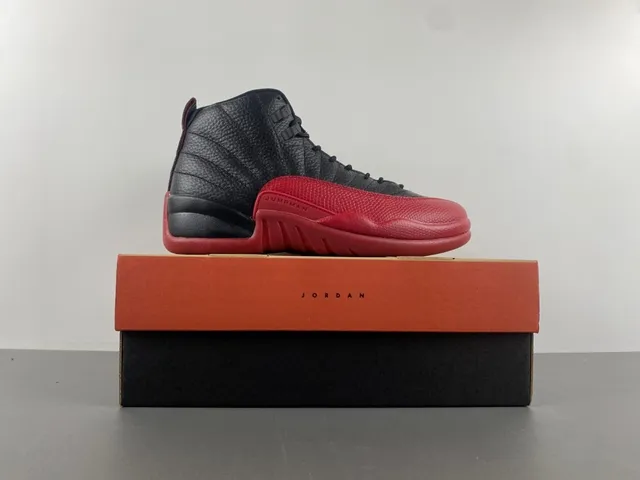 Chaussures de basketball Air Jordan 12 en cuir grainé noir et rouge 16