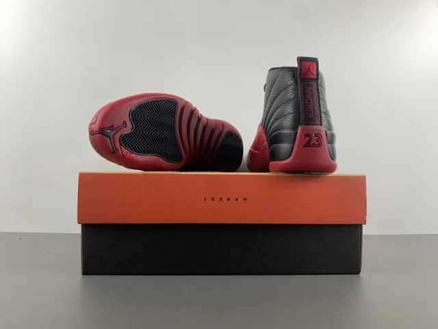 Chaussures de basketball Air Jordan 12 en cuir grainé noir et rouge 17