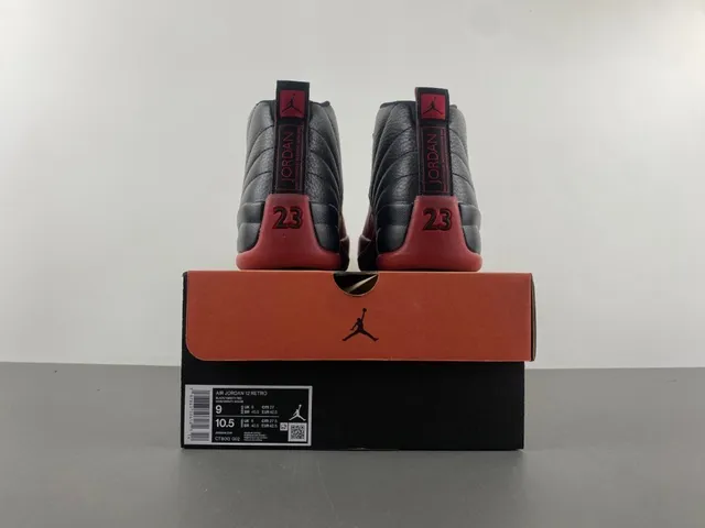 Chaussures de basketball Air Jordan 12 en cuir grainé noir et rouge 18