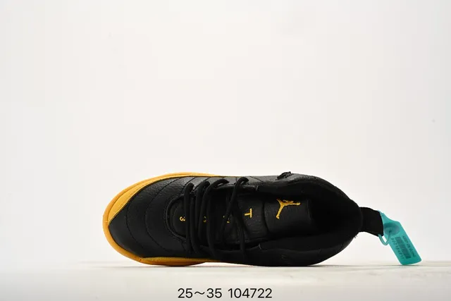 حذاء كرة السلة للأطفال Air Jordan 12 أسود وأصفر 9