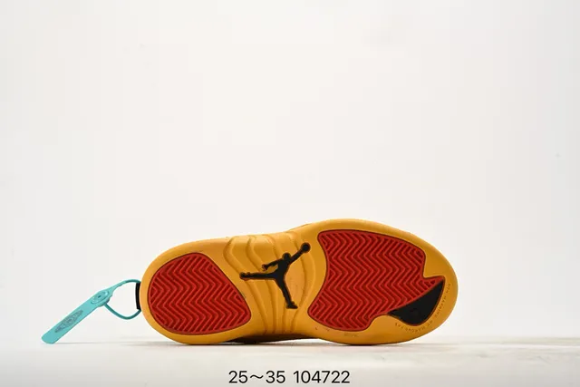 حذاء كرة السلة للأطفال Air Jordan 12 أسود وأصفر 10