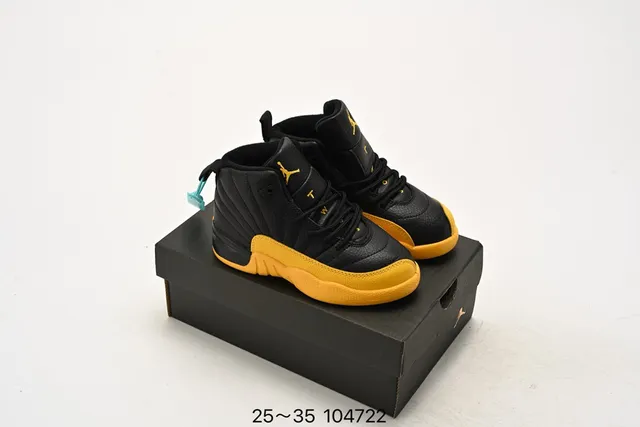 حذاء كرة السلة للأطفال Air Jordan 12 أسود وأصفر 16