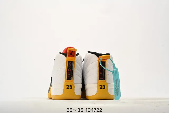 حذاء كرة السلة للأطفال Air Jordan 12 أسود وأصفر 22