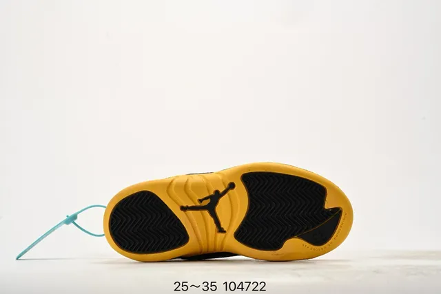 حذاء كرة السلة للأطفال Air Jordan 12 أسود وأصفر 23