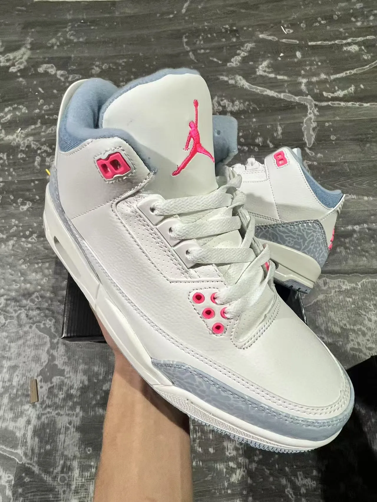 Tênis de basquete Air Jordan 3 com estampa de elefante branco, azul-claro e rosa 2