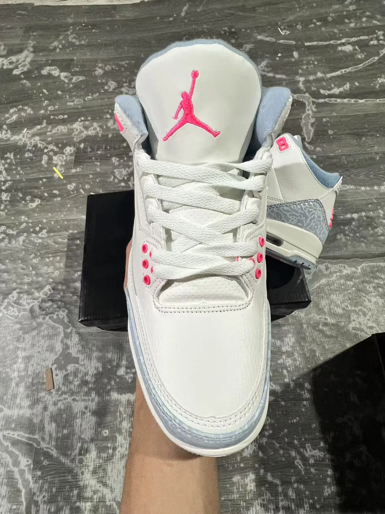 Tênis de basquete Air Jordan 3 com estampa de elefante branco, azul-claro e rosa 3