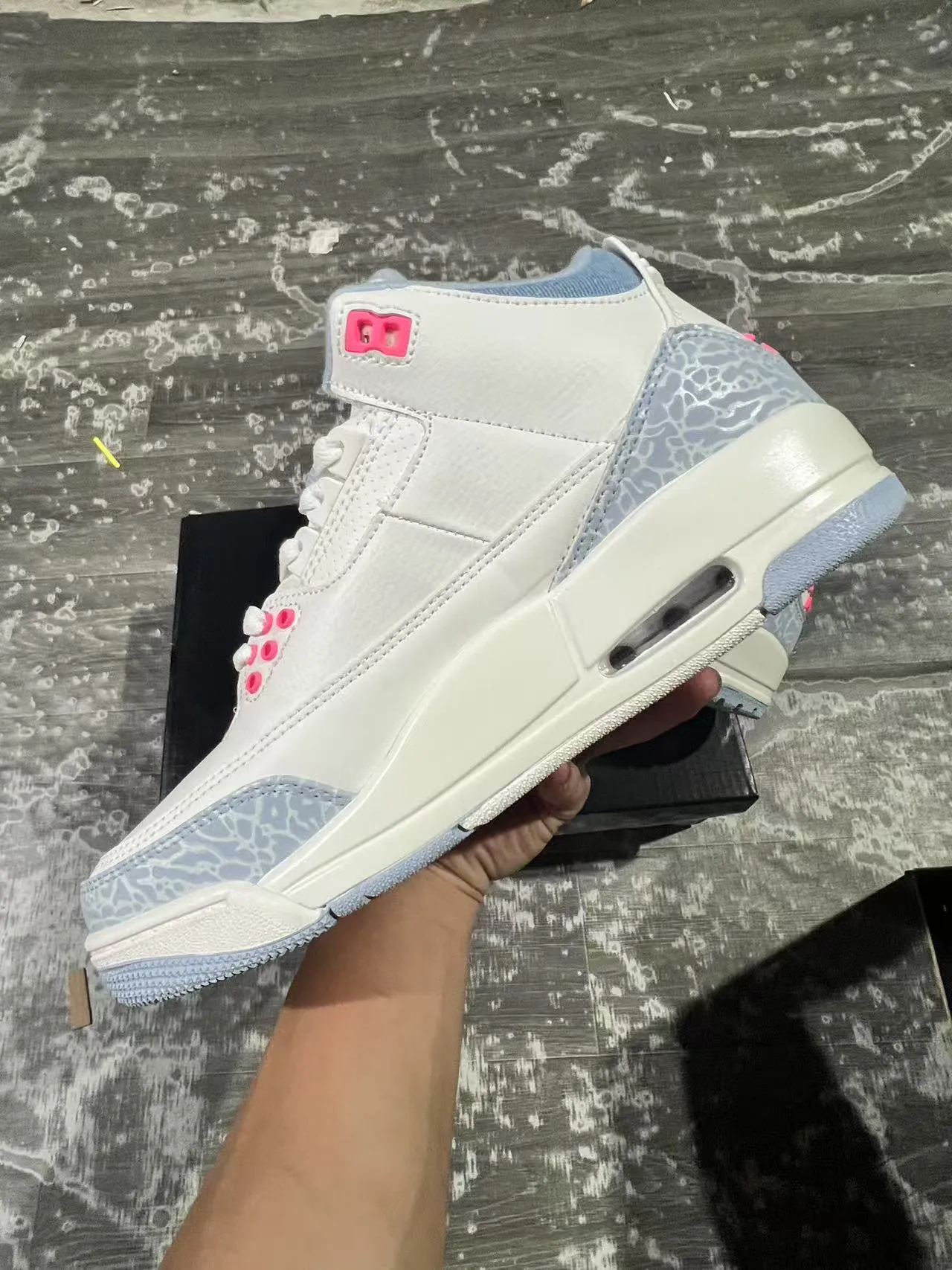 Tênis de basquete Air Jordan 3 com estampa de elefante branco, azul-claro e rosa 4