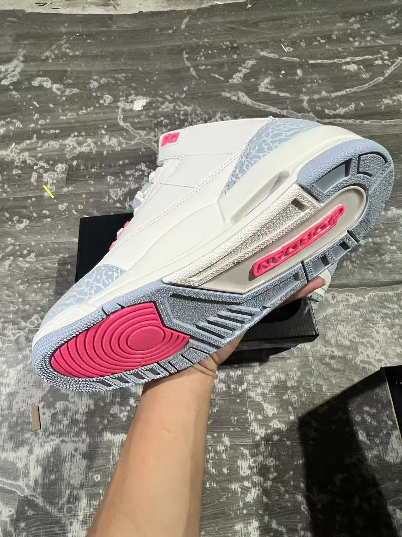 Tênis de basquete Air Jordan 3 com estampa de elefante branco, azul-claro e rosa 5