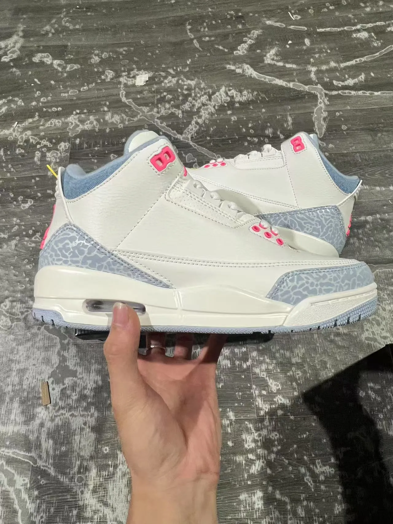 Tênis de basquete Air Jordan 3 com estampa de elefante branco, azul-claro e rosa 6
