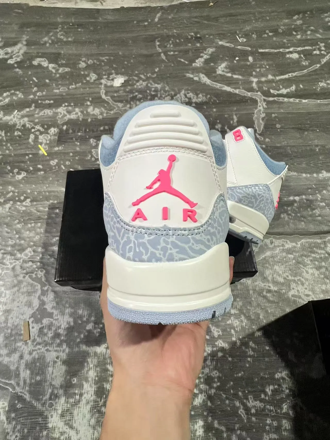 Tênis de basquete Air Jordan 3 com estampa de elefante branco, azul-claro e rosa 7