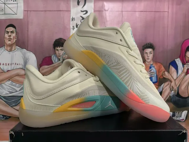 Tênis de basquete Air Jordan 37 Low bege multicolorido com listras degradê 1