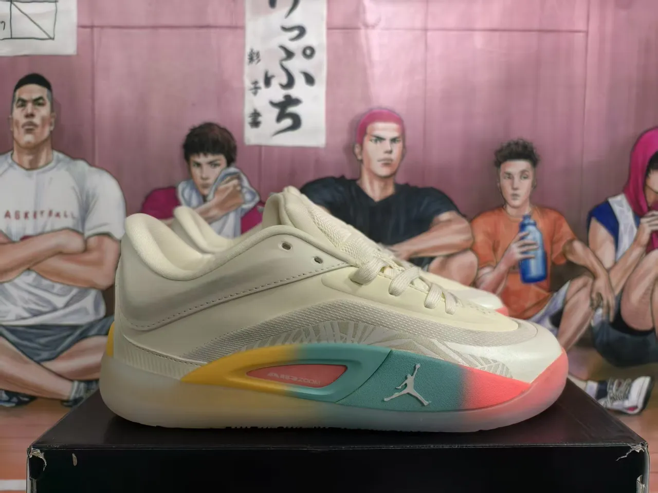 Tênis de basquete Air Jordan 37 Low bege multicolorido com listras degradê 2