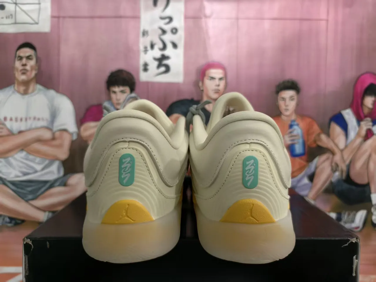 Tênis de basquete Air Jordan 37 Low bege multicolorido com listras degradê 3