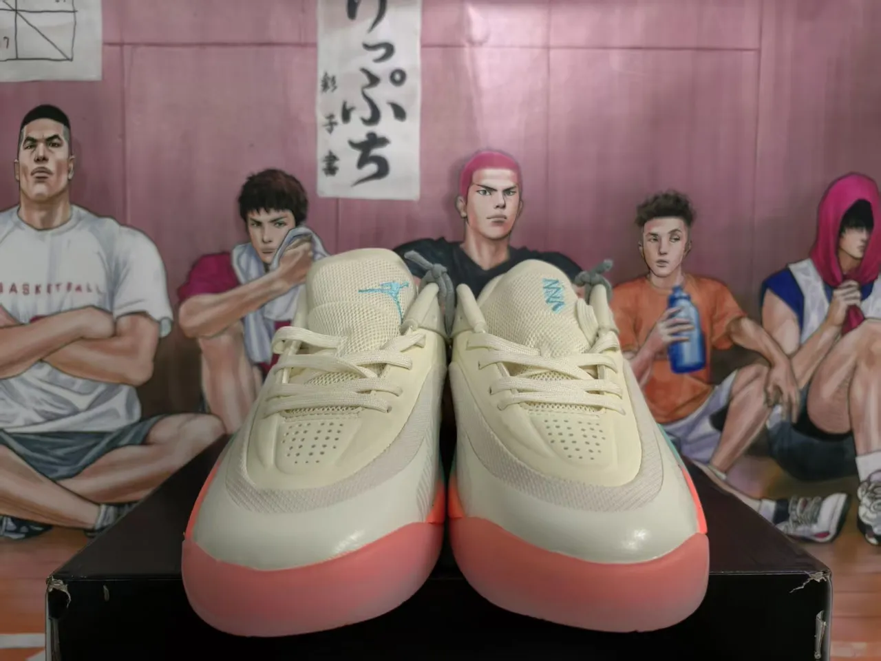 Tênis de basquete Air Jordan 37 Low bege multicolorido com listras degradê 5