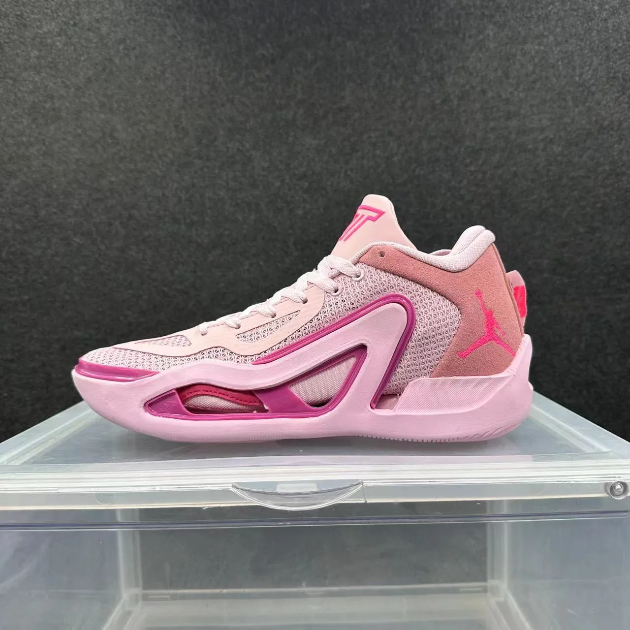 Chaussures de basketball Air Jordan 37 roses 2