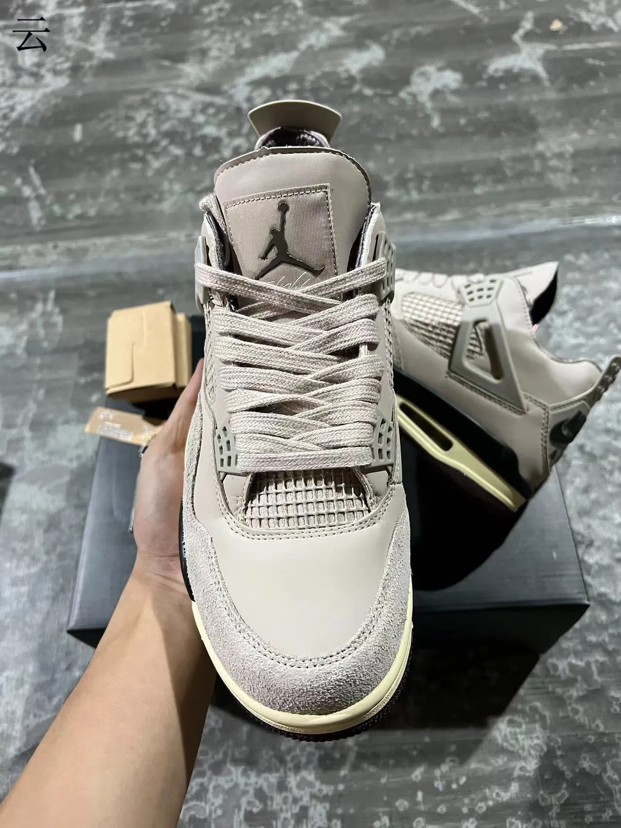 Zapatillas de baloncesto Air Jordan 4 beige crema negro 3
