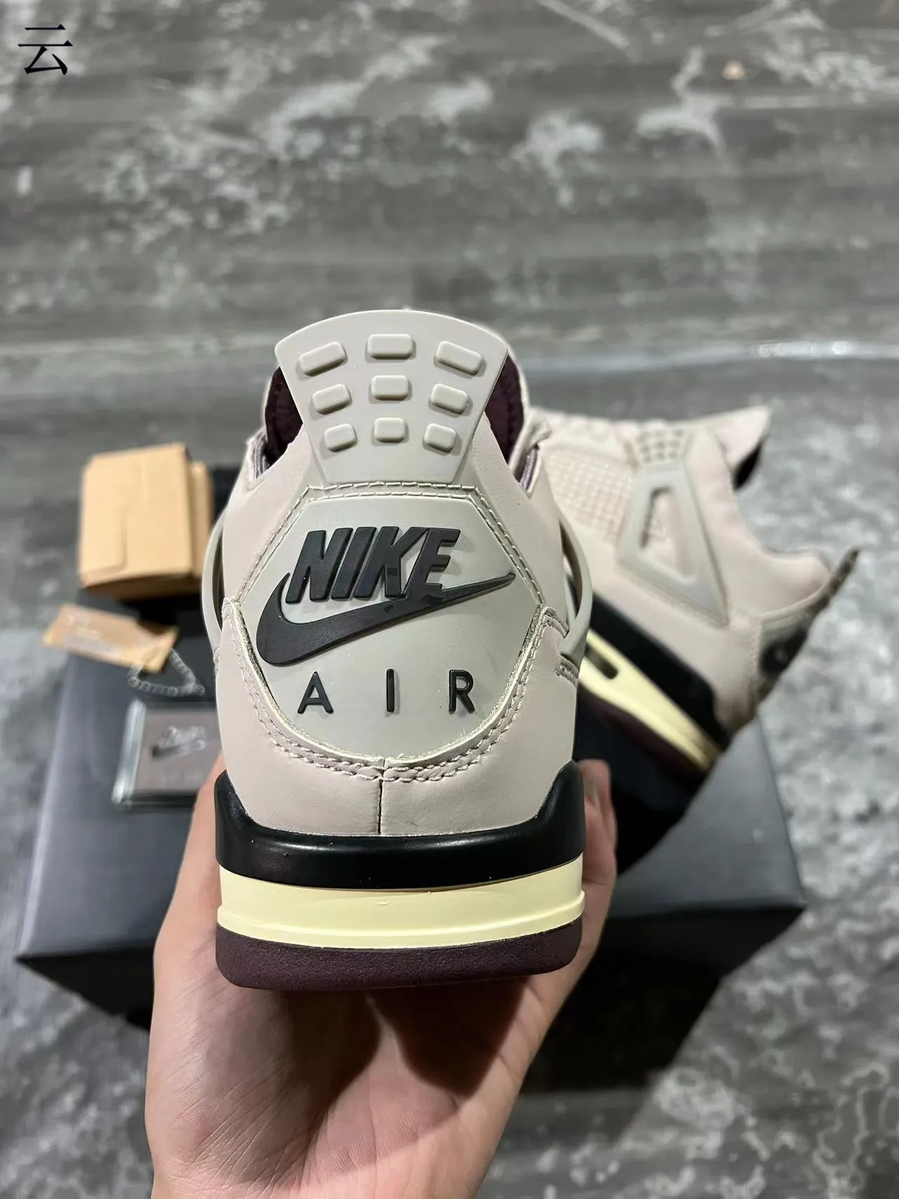 Zapatillas de baloncesto Air Jordan 4 beige crema negro 8