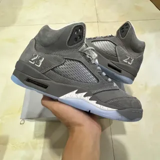 Air Jordan 5 灰色和浅蓝色篮球鞋