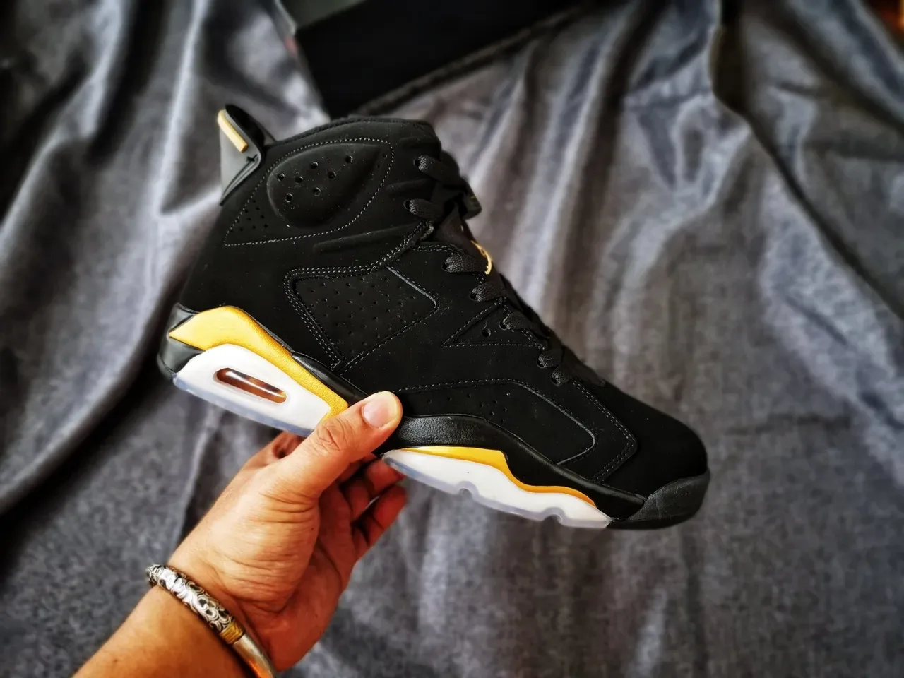 Air Jordan 6 Noir Doré Visible Air Chaussures de basket-ball 2