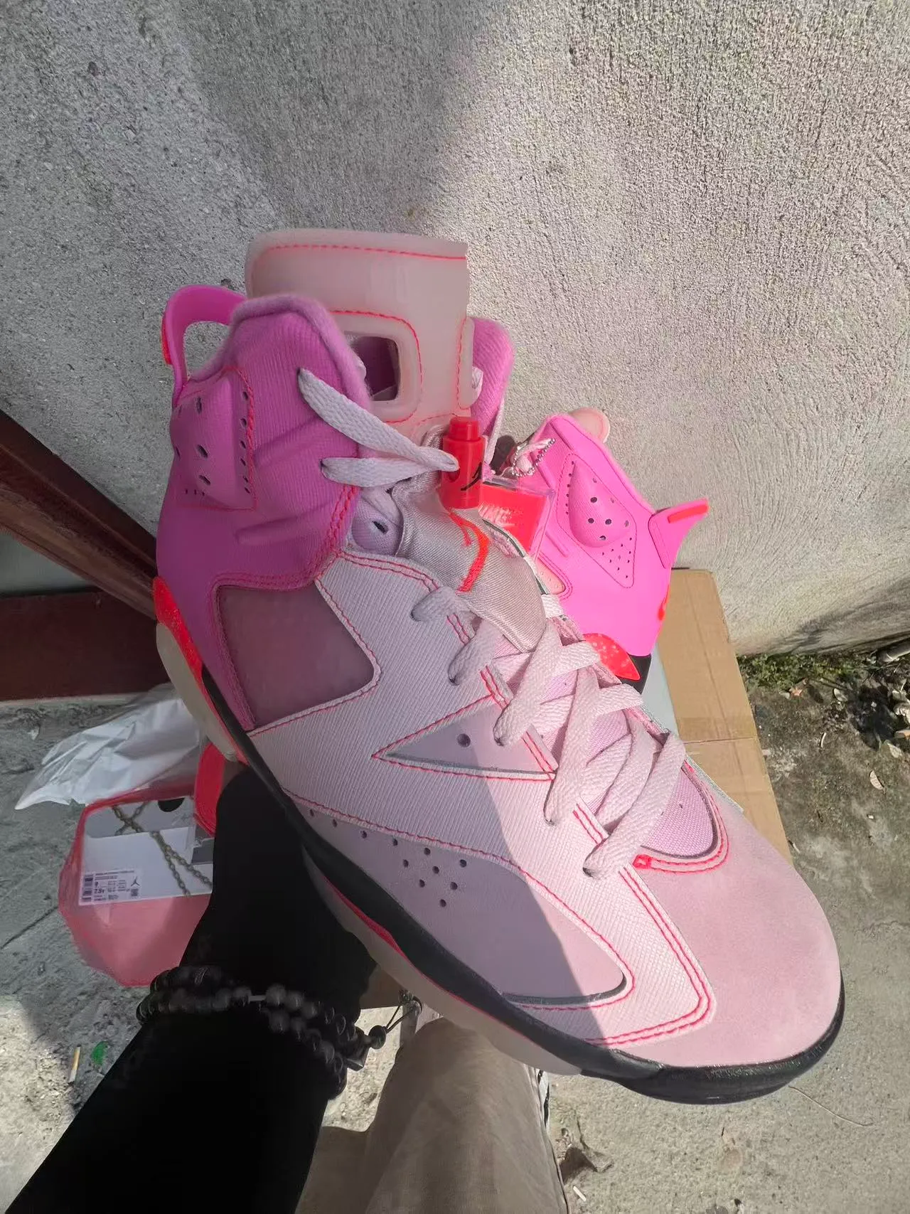 Chaussures de basketball Air Jordan 6 mouchetées rose et orange 2
