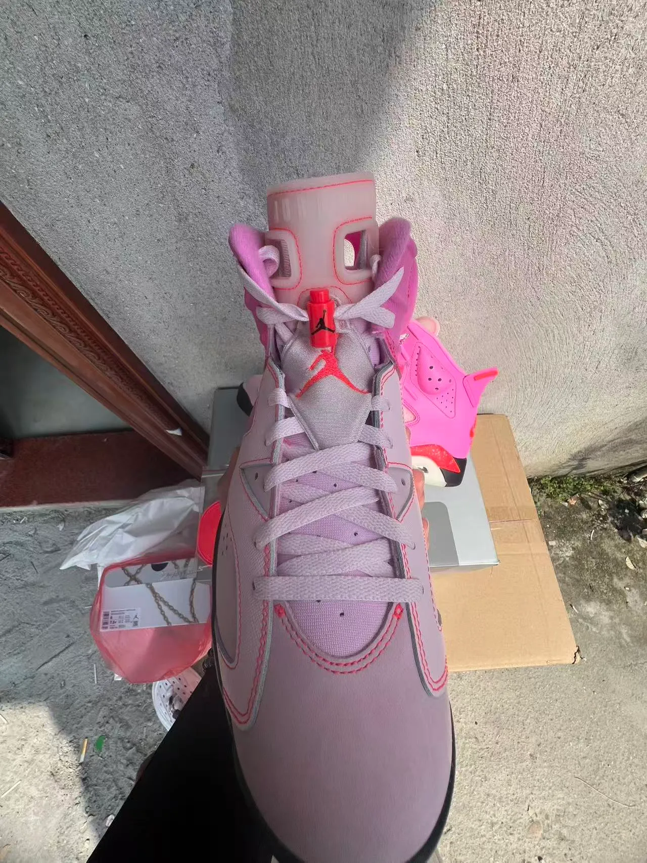 Chaussures de basketball Air Jordan 6 mouchetées rose et orange 3