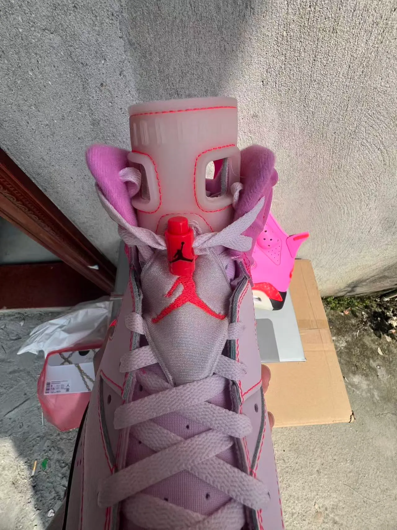 Chaussures de basketball Air Jordan 6 mouchetées rose et orange 4