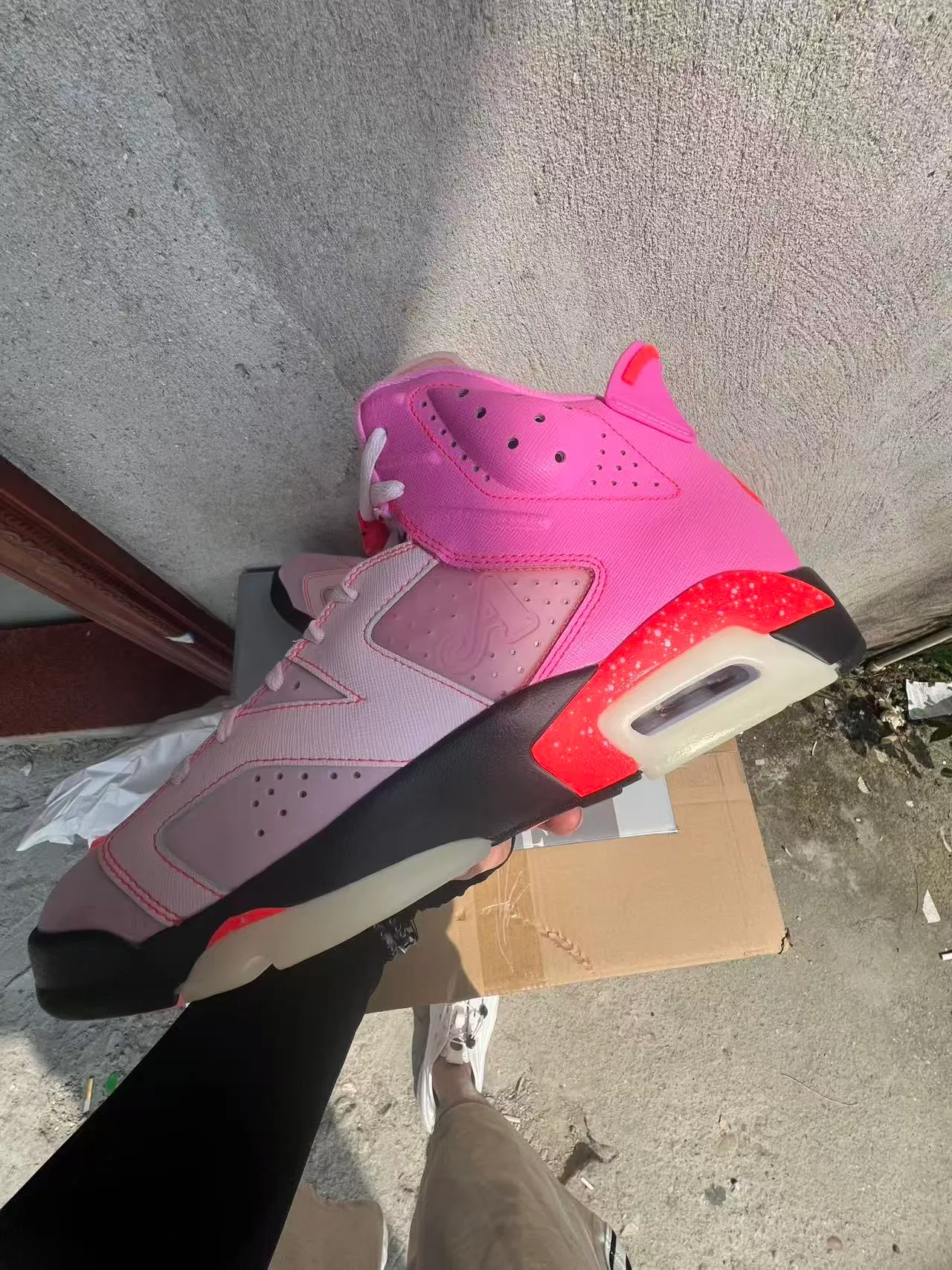 Chaussures de basketball Air Jordan 6 mouchetées rose et orange 5