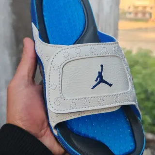 Air Jordan बेज नीला कढ़ाईदार Jumpman Logo टेक्सचर्ड जेल फुटबेड स्लिपर्स