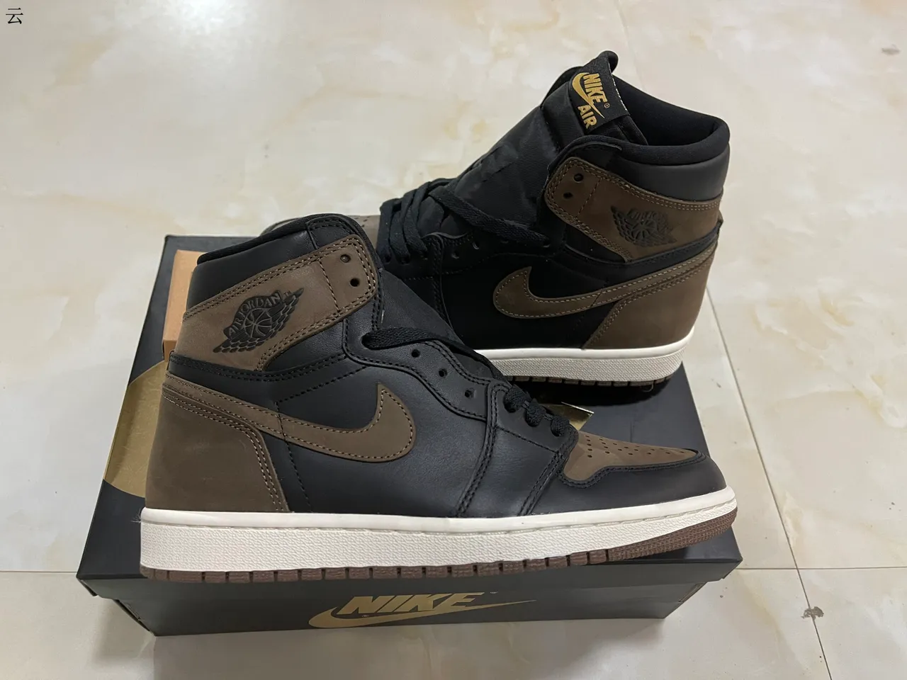 Tênis de basquete Air Jordan de cano alto preto e marrom com biqueira perfurada 2