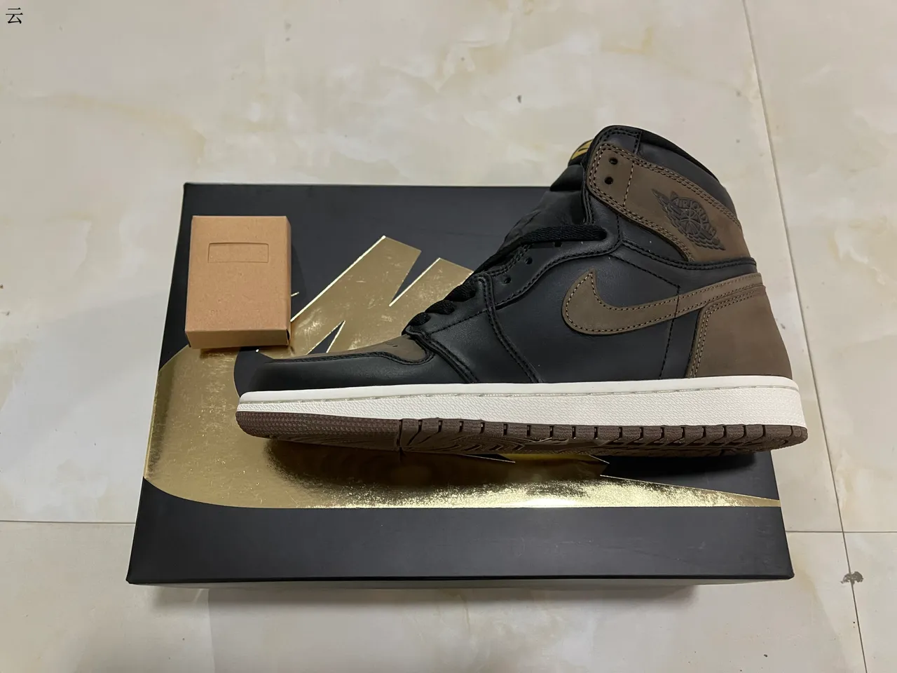 Tênis de basquete Air Jordan de cano alto preto e marrom com biqueira perfurada 3