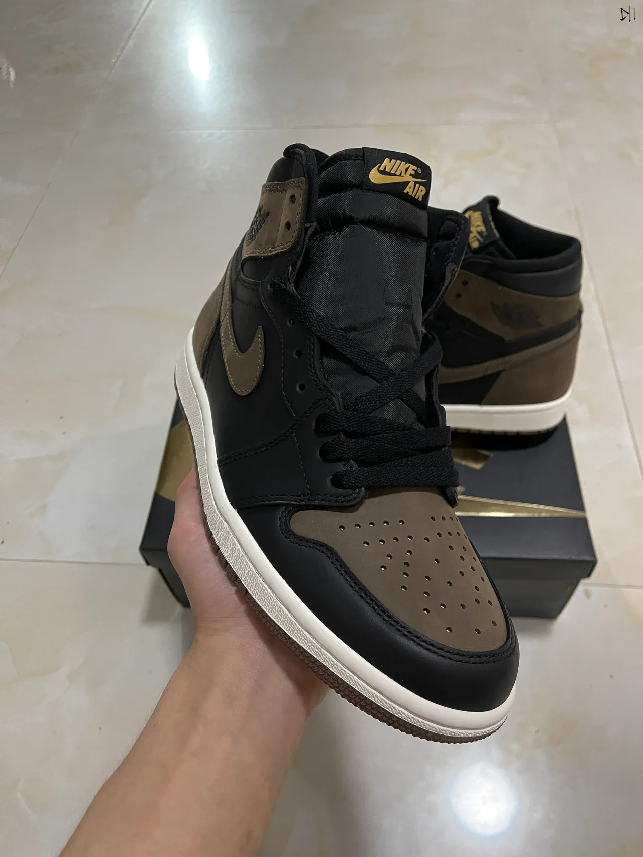 Tênis de basquete Air Jordan de cano alto preto e marrom com biqueira perfurada 4