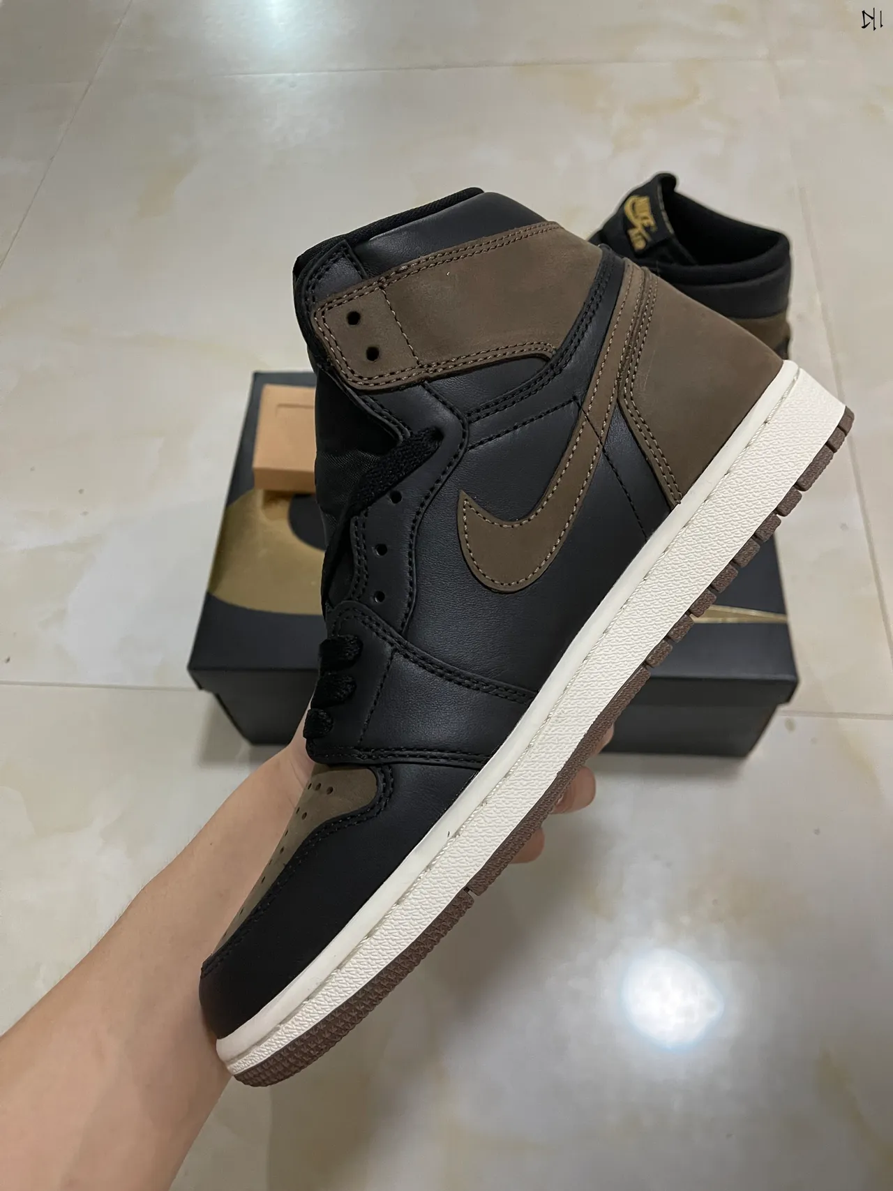 Tênis de basquete Air Jordan de cano alto preto e marrom com biqueira perfurada 6