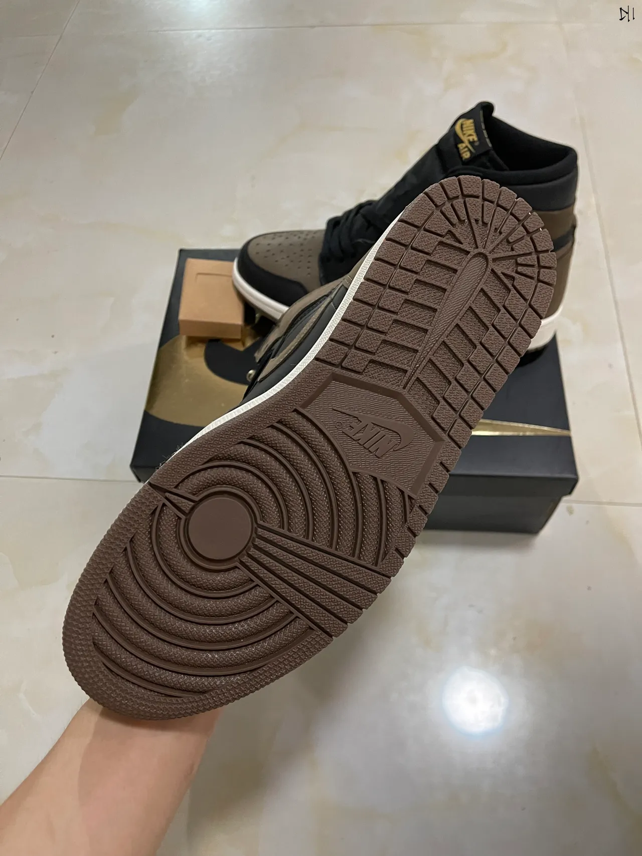 Tênis de basquete Air Jordan de cano alto preto e marrom com biqueira perfurada 7