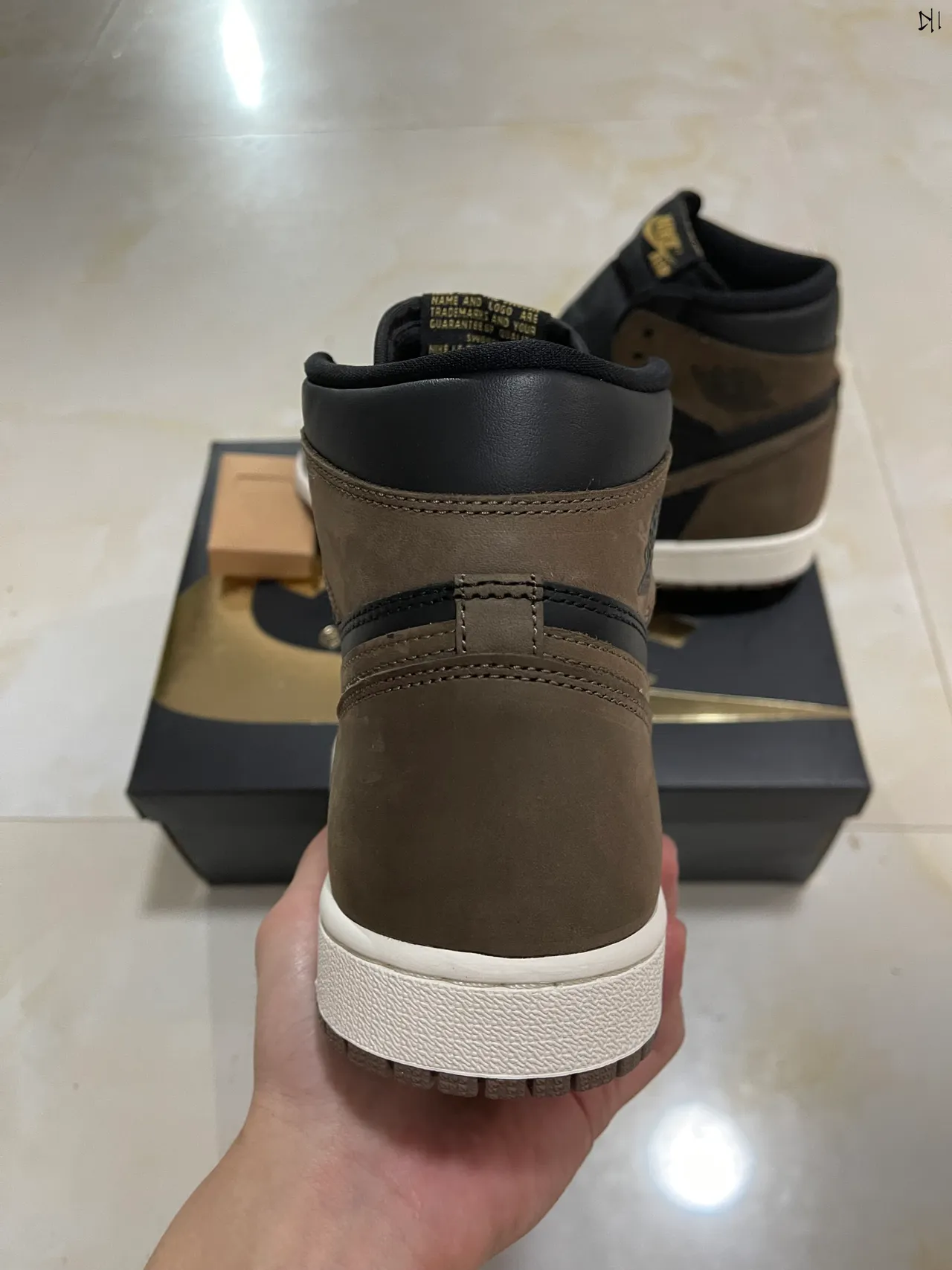 Tênis de basquete Air Jordan de cano alto preto e marrom com biqueira perfurada 8
