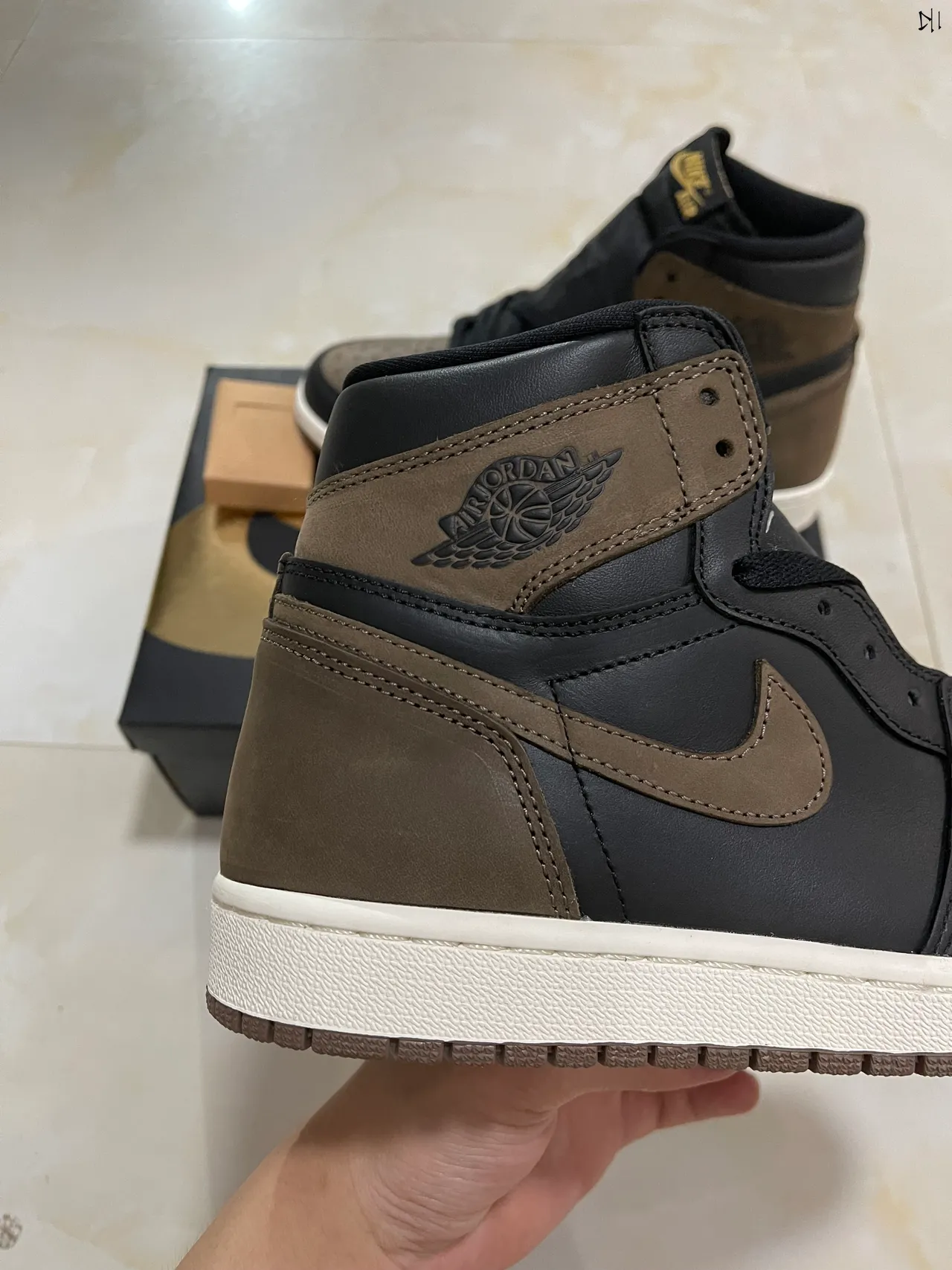 Tênis de basquete Air Jordan de cano alto preto e marrom com biqueira perfurada 9